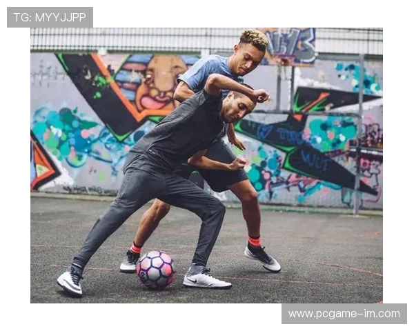 足球巨星低调现身街头竟无人认出路人反应慢引发热议